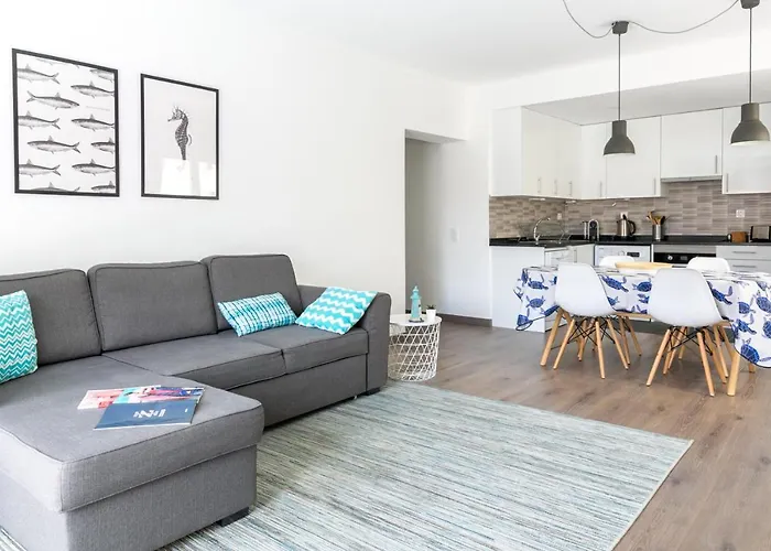 1 Bedroom Beach Apartment With Balcony 2 Min Walk To The Beach!