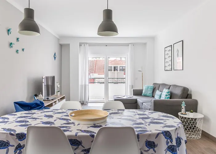 1 Bedroom Beach Apartment With Balcony 2 Min Walk To The Beach!