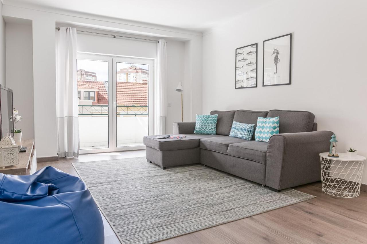 1 Bedroom With Balcony 2 Min Walk To The Beach! *